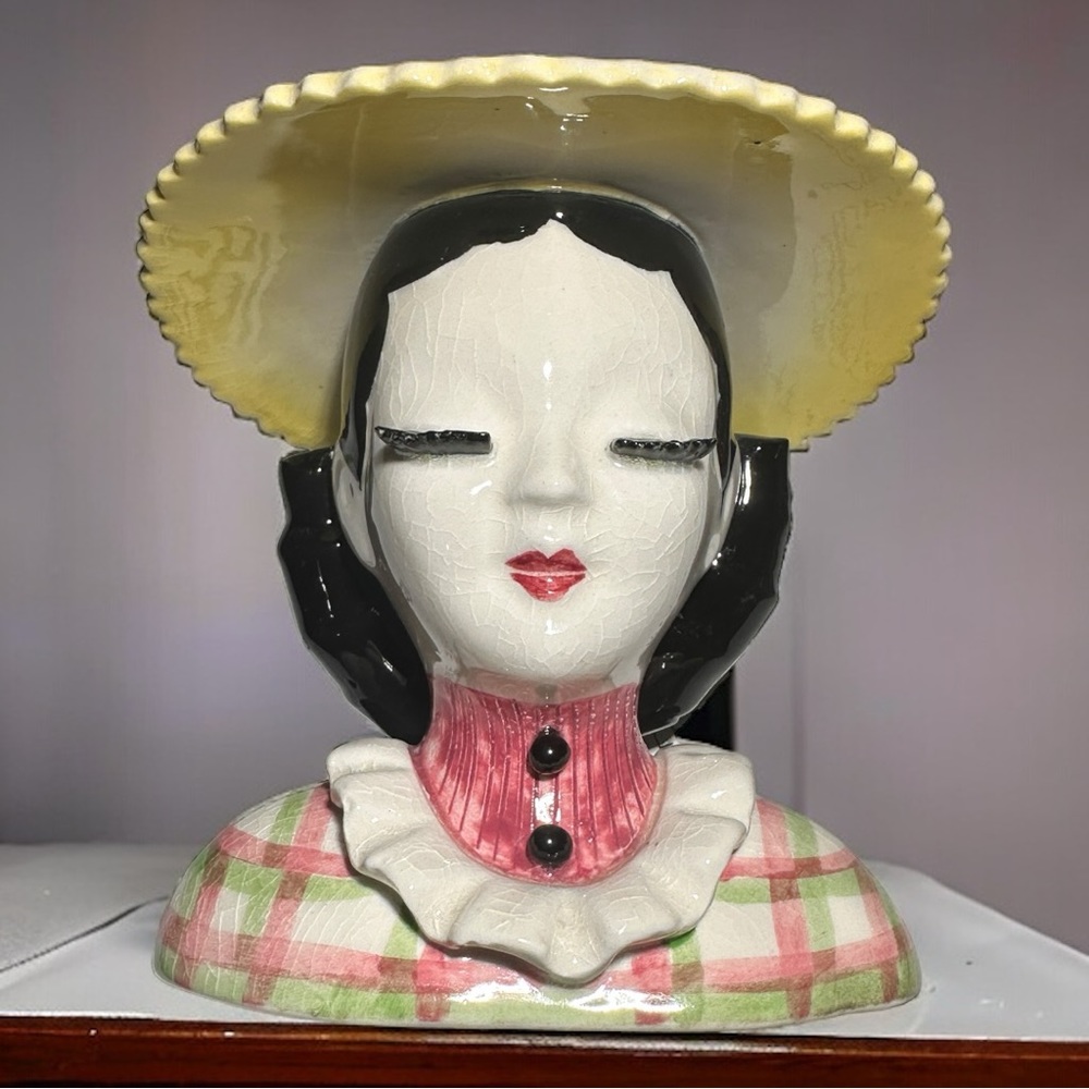 VINTAGE LADYHEAD VASE PETTICOAT RUFFLED TOP AND SUNHAT /3.5" Tall